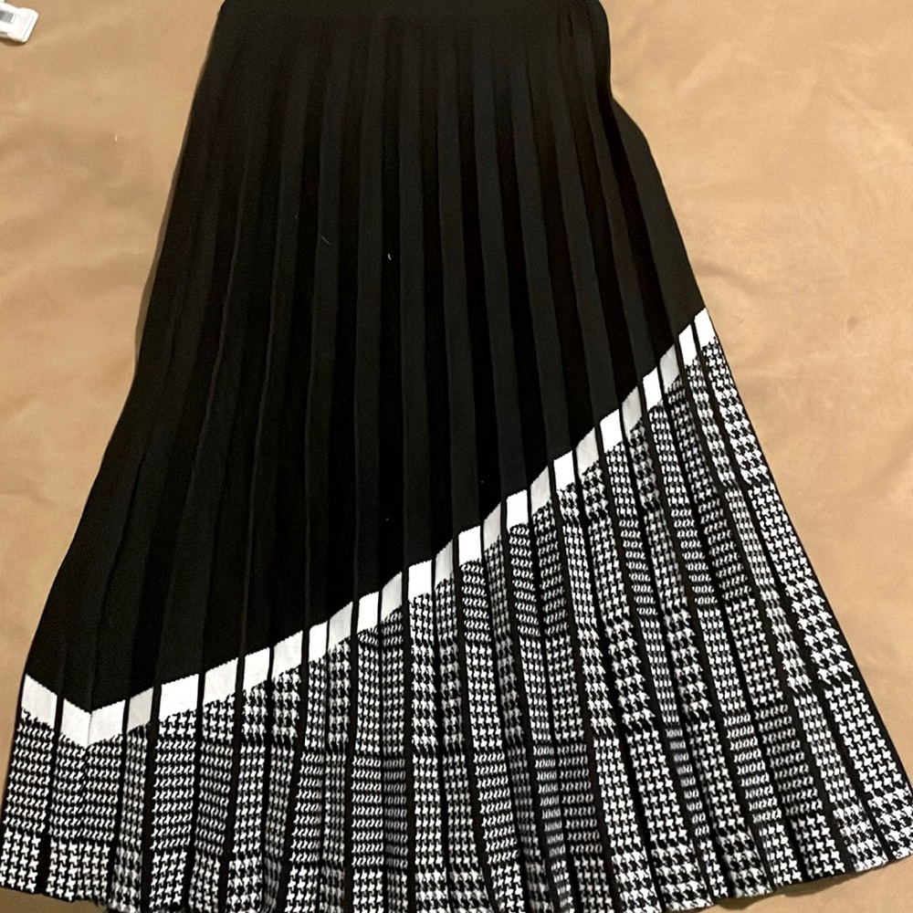 Pleated sweater skirt